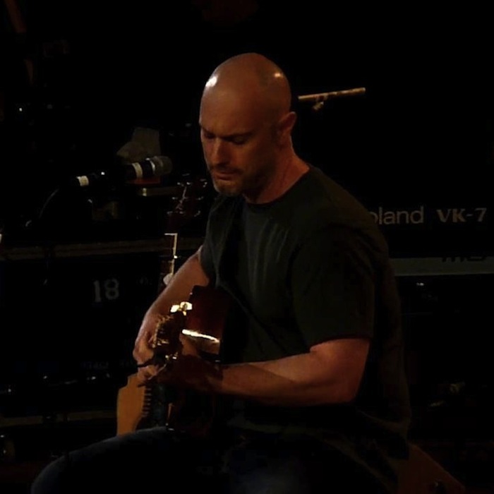 Michael Mulder singing during a live guitar performance